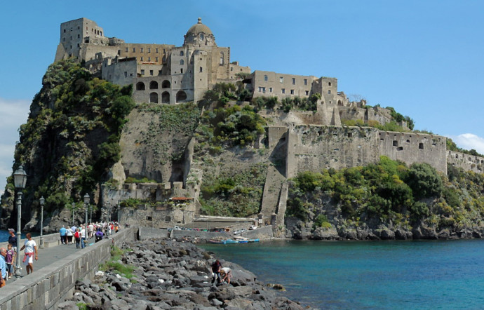 Le Castello Aragonese