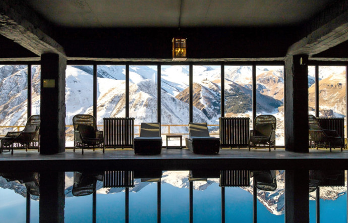La longue piscine intérieure ouvre aussi sur la montagne.