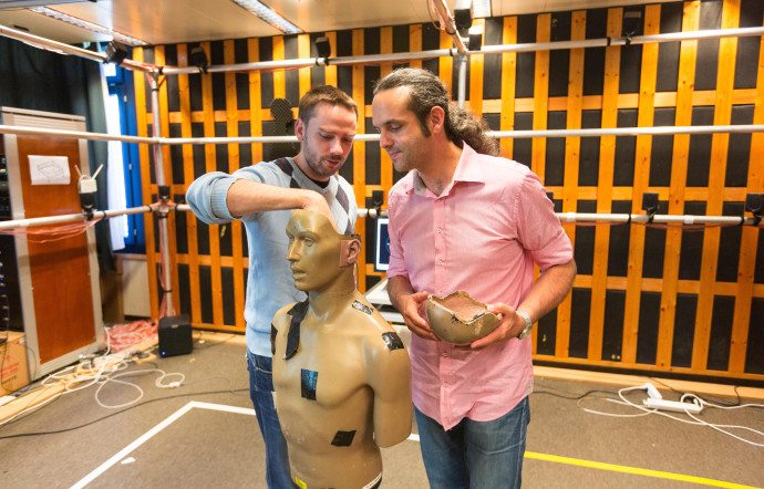 Dans les locaux du groupe de recherche en acoustique, son patron, Hervé Lissek (à droite), expérimente un système de son tridimensionnel.