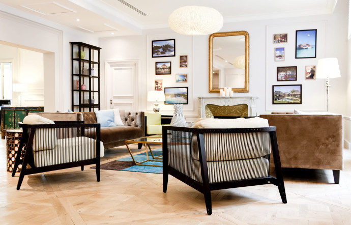 La nouvelle agence des Champs-Elysées, à quelques heures de son ouverture. L’endroit incarne la nouvelle image du Club Med : évolution vers le luxe, raffinement et accueil chaleureux.
