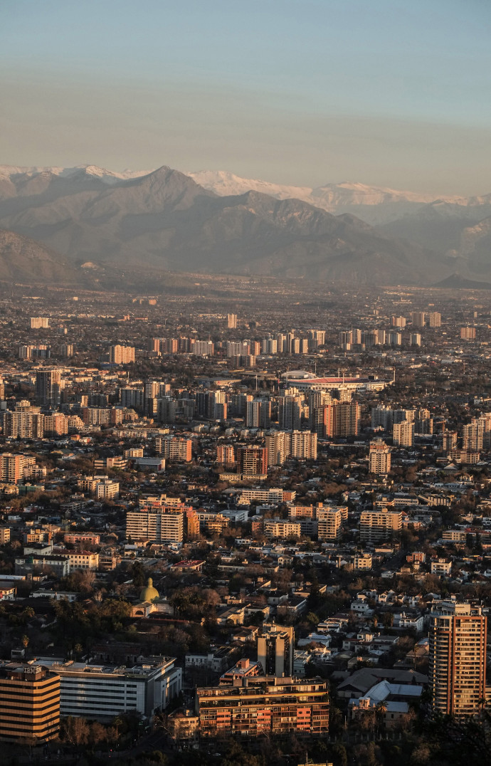 Santiago présente bien des attraits. Elle jouit d’un climat méditerranéen et se trouve à une heure tant des plages que de la montagne et des stations de ski.