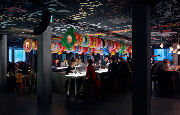 Le bar et sa collection de bouées multicolores. Une déco qui séduit une clientèle jeune – Mama Shelter Bordeaux