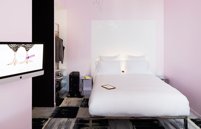 Entre dépouillement décoratif et fantaisie des accessoires, les chambres donnent le ton – Mama Shelter Bordeaux