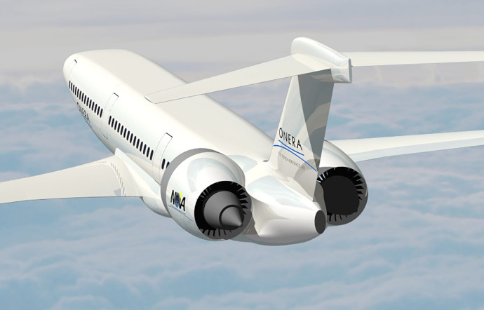 Ses moteurs permettent d’alléger la facture de carburant. Nettement plus imposants que ceux d’un A320Neo, ces moteurs n’ont pu être placés sous les ailes; ils se retrouvent relégués à l’arrière, en position de « semi-enterrement ».
