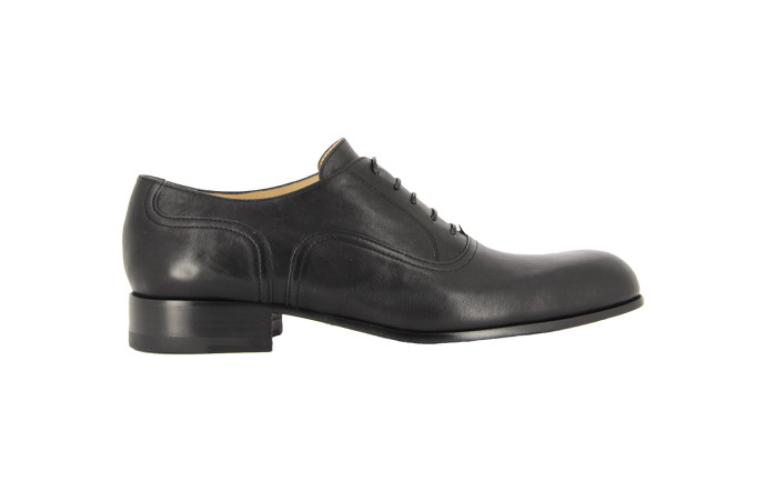 La marque Jean-Baptiste Rautureau vend 500 000 paires de chaussures par an et réalise un chiffre d’affaires de 50 millions d’euros.
