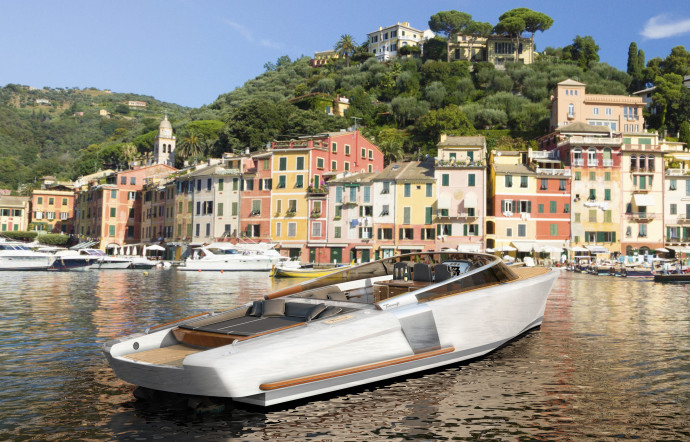 Ligne rétro aiguisée et aménagements luxueux, un digne hommage à l’élégant runabout d’autrefois.