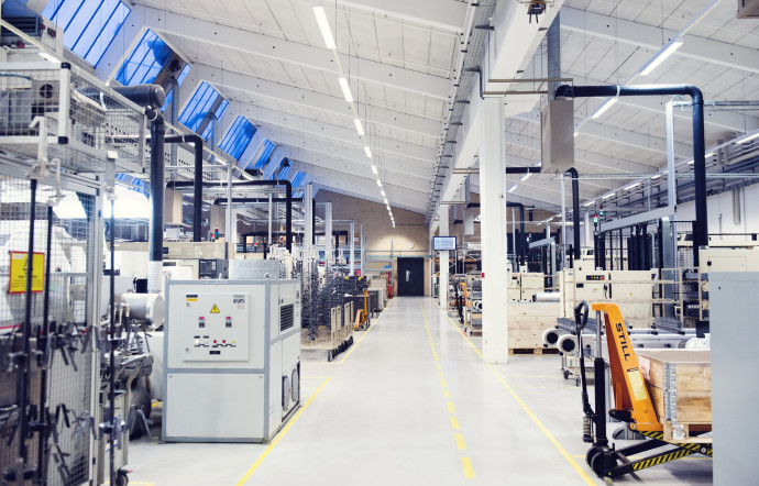 C’est dans cette partie du bâtiment que l’aluminium est anodisé. Un procédé chimique qui permet de protéger les surfaces des rayures, de la rouille et d’autres outrages du temps.