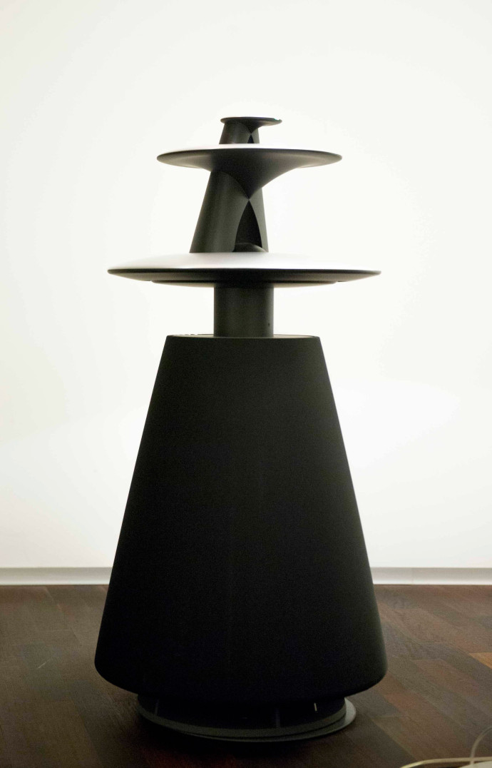 L’enceinte BeoLab 5 analyse le son de la pièce dans laquelle elle est installée afin d’adapter ses performances.