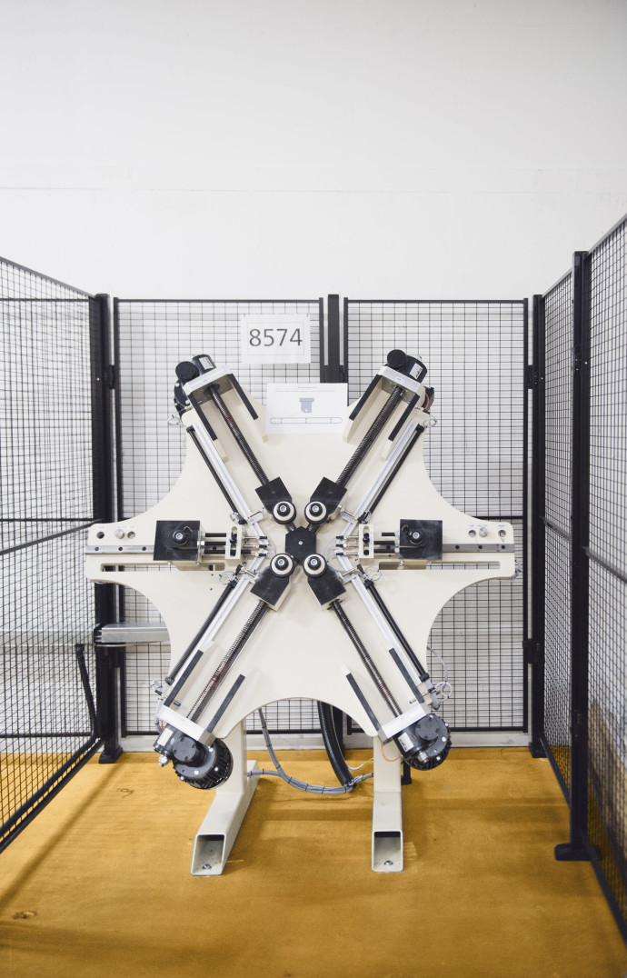 Chaque cerclage en aluminium de la BeoLab est plié par une machine créée spécialement pour cette opération, plus vérifié manuellement par un employé.