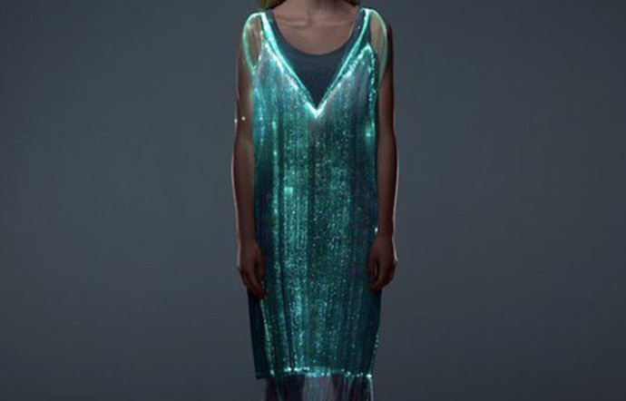 La robe Tinkerbell, née d’une collaboration entre Disney et Matt Drinkwater, que Forbes a décrit comme le seul vêtement connecté vraiment beau…