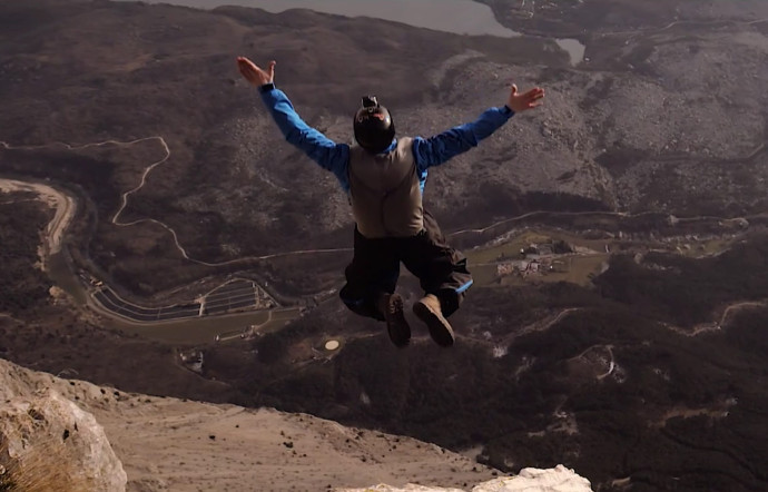 VIDEO : Des base jumpers face à leur peur du vide