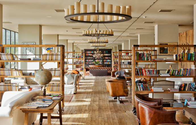 La très riche bibliothèque, qui confère une allure intello au casino.