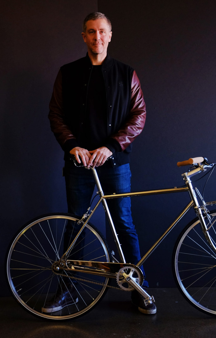 Daniel Caudill est le directeur artistique de Shinola. La marque partage ses locaux avec l’école de Design College for Creative Studies, ce qu’il juge enrichissant pour les élèves comme pour l’entreprise.