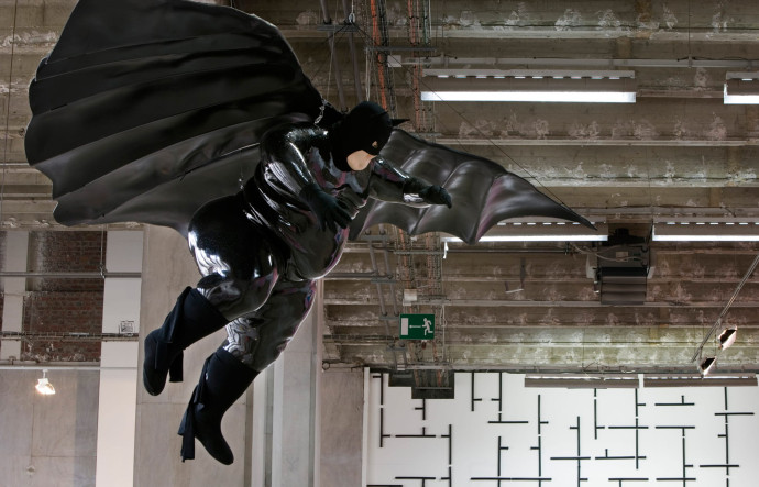 Les superhéros de Virginie Barré sont superadipeux, à l’image d’un tiers des américains… Ici, « Fat Bat » (mannequin en résine, 180 x 450 x 100 cm, 2005).