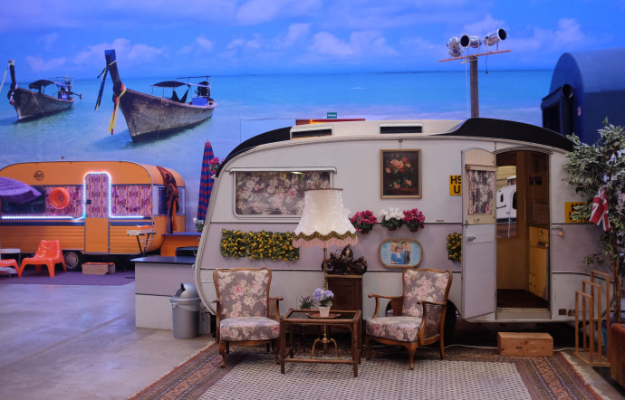Basecamp Hostel propose des caravanes installées dans un décor de cinéma étonnant.