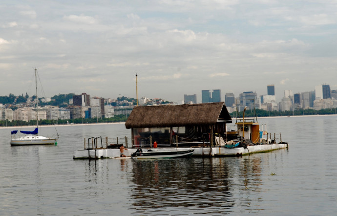 La moitié des égouts des riverains finissent dans la baie de Guanabara sans subir de traitement.