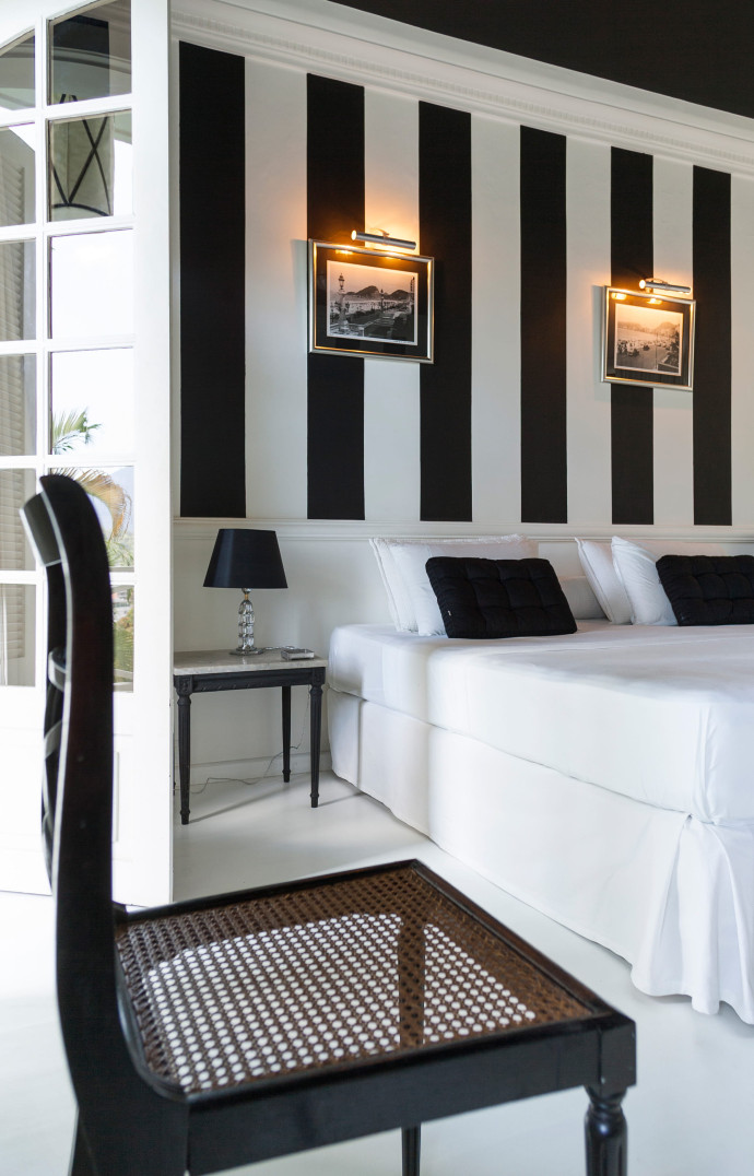 François-Xavier Dussol a lui-même décoré La Maison, pour laquelle il s’est inspiré du thème du voyage. Noir et blanc, la chambre Copacabana évoque le quartier dans les années 30 et 40.
