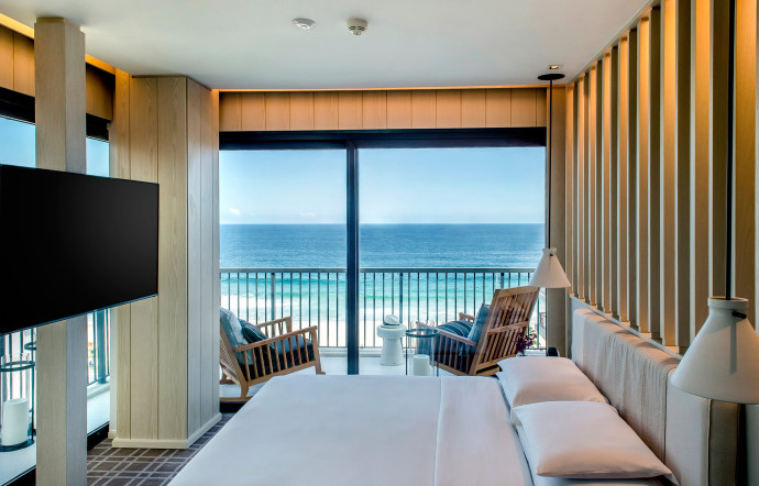 Grand Hyatt, Barra