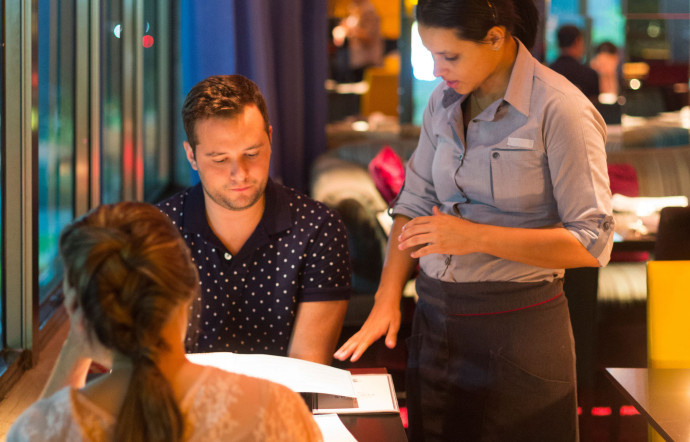 Au bar d’hôtel, le bar à cocktails du Marina All Suites, Tai Barbin prépare des drinks uniques pour des clients curieux.