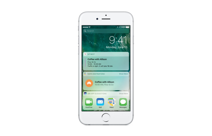 Sur l’écran verrouillé d’un iPhone sous iOS 10, le mouvement vers la droite fait apparaître des informations basiques comme la météo ou les dernières applis utilisées.