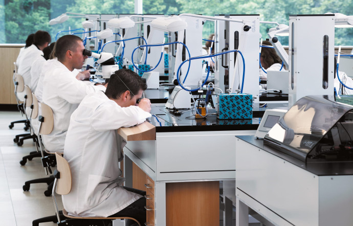 Pour fabriquer ses propres mouvements de chronographes, Breitling a développé une formule de chaîne de production révolutionnaire où chaque mouvement est suivi par un logiciel qui le dirige vers le poste adéquat.