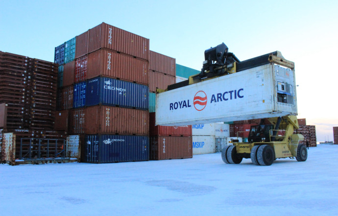 Le port de la capitale est situé dans le vieux Nuuk. Bien qu’étant le plus grand du Groenland, sa configuration n’est plus adaptée à l’augmentation du trafic.