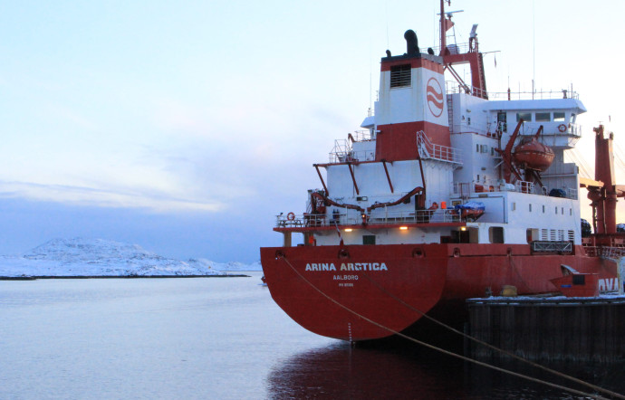 Le port de la capitale est situé dans le vieux Nuuk. Bien qu’étant le plus grand du Groenland, sa configuration n’est plus adaptée à l’augmentation du trafic.