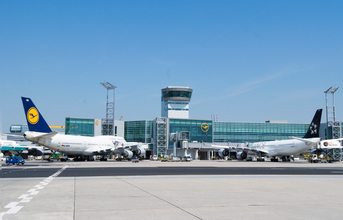 L’aéroport de Francfort accueille le hub le plus important de la Lufthansa, qui voit passer 37 millions de ses passagers annuels sur un total de 60 millions.