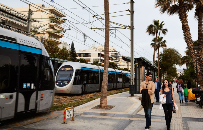 Les jeux Olympiques de 2004 ont permis d’améliorer les infrastructures et les transports. Métro, tramways et bus sillonnent la ville jusqu’à la mer.