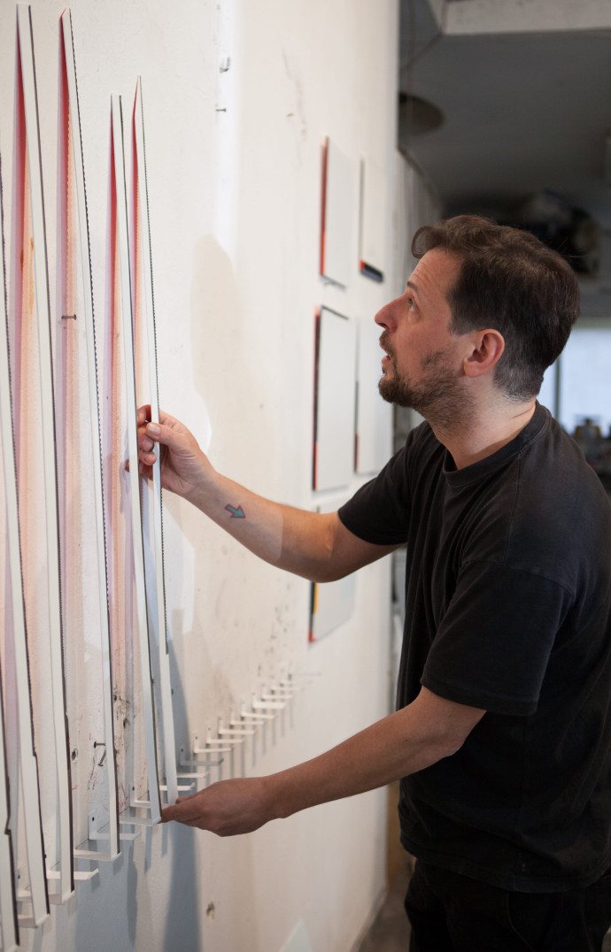 L’artiste Pavlos Nikolakopoulos dans son atelier, à Athènes. Il reconnaît volontiers que cette période difficile a aussi ses bons côtés. Avec d’autres artistes, il contribue, notamment, à transformer le visage de la ville.