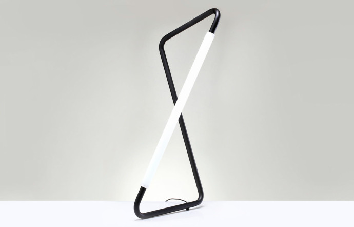 Mobilier Bauhaus de Marcel Breuer, habillée partiellement d’un tube en acrylique dans lequel sont glissés des rubans de LED, de Naama Hofman.