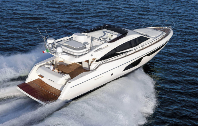 Le Ferretti 650 affiche des lignes novatrices, soulignées par des ouvertures de bordé très travaillées.