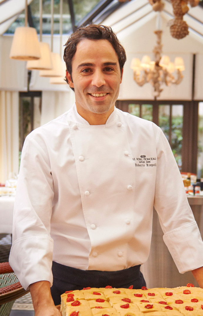 Roberto Rispoli tient les fourneaux d’Il Carpaccio, le restaurant de l’Hôtel Royal Monceau, l’un des deux seuls italiens étoilés de paris. La décoration ? Starck, sicuramente !