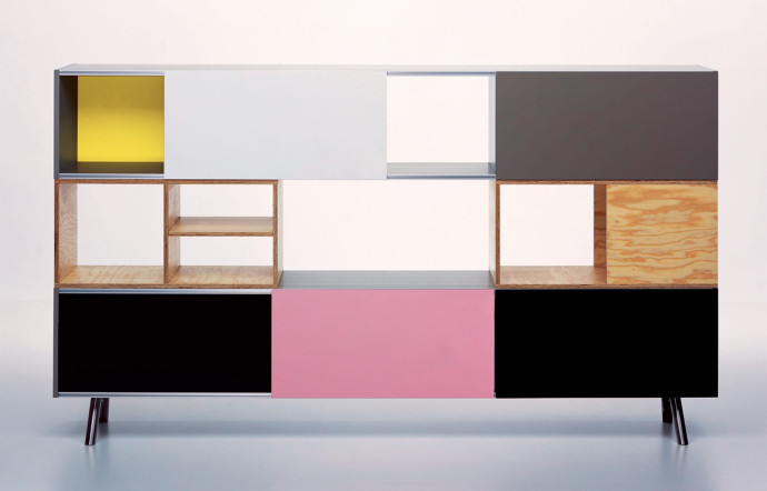 « Kast 3HU », un magnifique meuble dessiné par le regretté Maarten Van Severen pour l’éditeur Vitra.