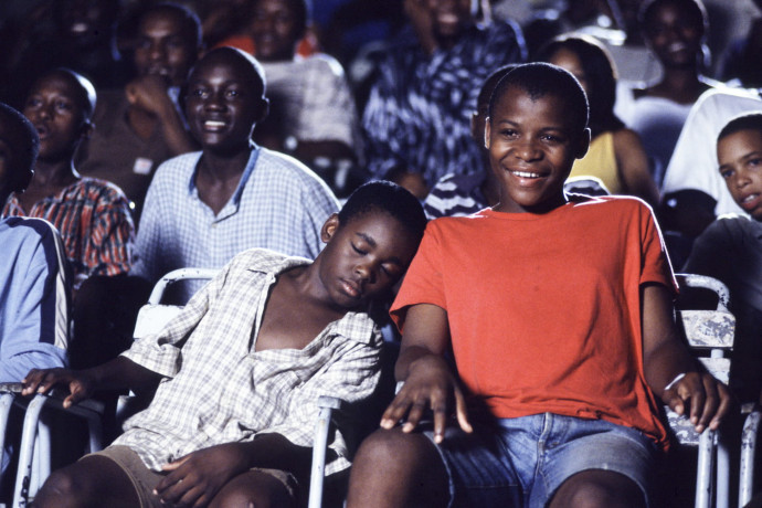 Jeunes regardant le film Hollow city (2004), réalisé par Maria Joao Ganga.