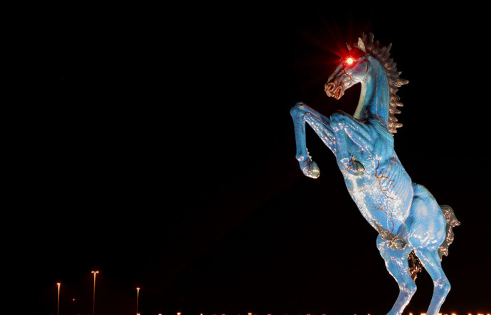 Le mustang bleu qui trône à l’entrée du DIA est l’œuvre de l’artiste Luis Jiménez, décédé pendant la construction. Son air démoniaque et cette macabre anecdote lui ont valu le surnom de « Blucifer ».