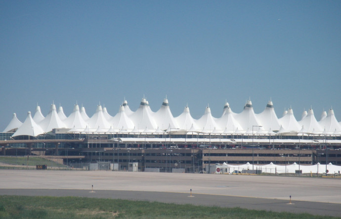 Montagnes locales ou toiles de tentes inspirées des campements d’Indiens ? L’architecture de l’aéroport est surtout un moyen de rendre hommage à l’identité de la région.