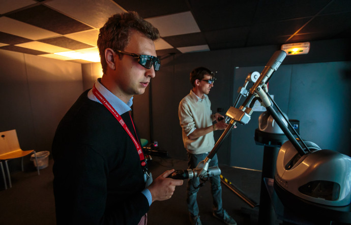 Salle immersive où sont préparées les opérations de démantèlement avec le robot Maestro mis au point par le CEA.