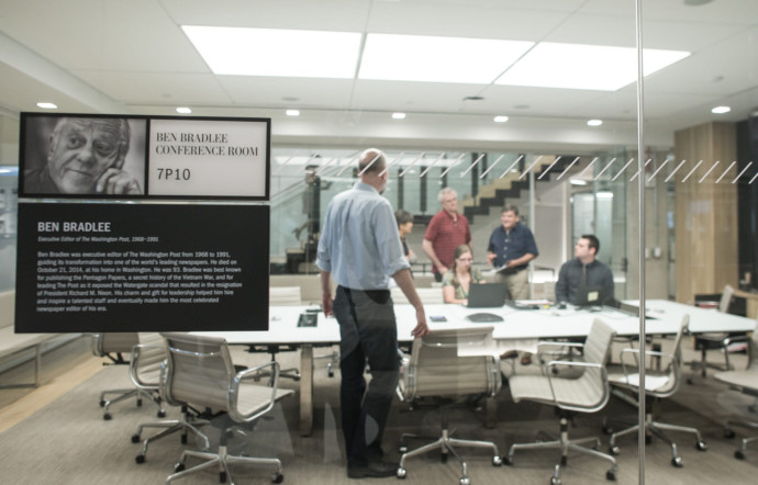 Chaque jour, les rédacteurs en chef se réunissent dans la Ben Bradlee Conference Room, nommée ainsi en hommage à celui qui fut un directeur de la rédaction d’exception, de 1968 à 1991.
