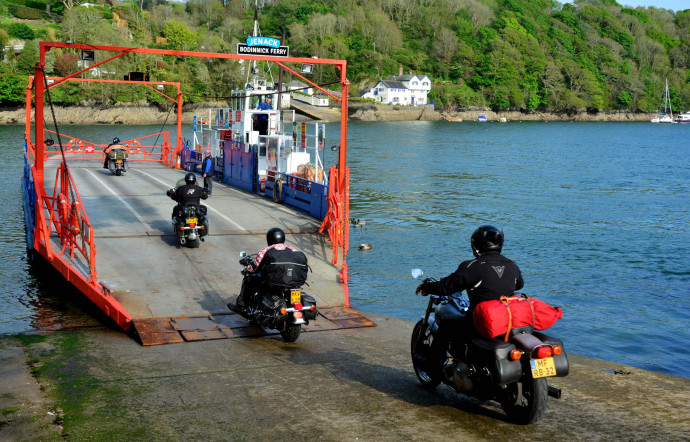 Un ferry franchit la Fowey pour relier les communes de Fowey et de Bodinnick.