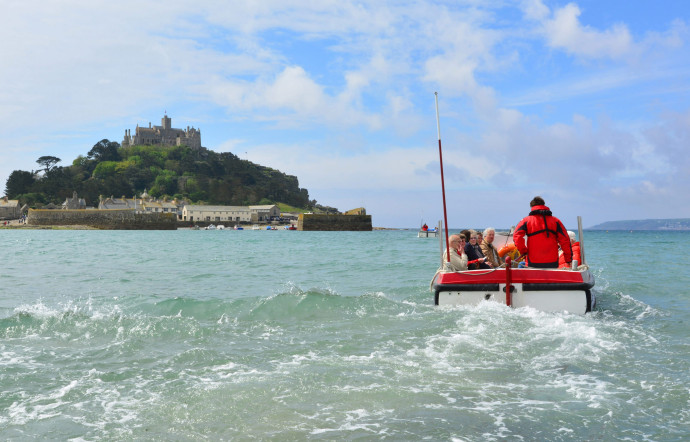Des moines du Mont-Saint-Michel auraient bâti une réplique de leur église dans l’île de Saint Michael, dans la baie de Penzance.