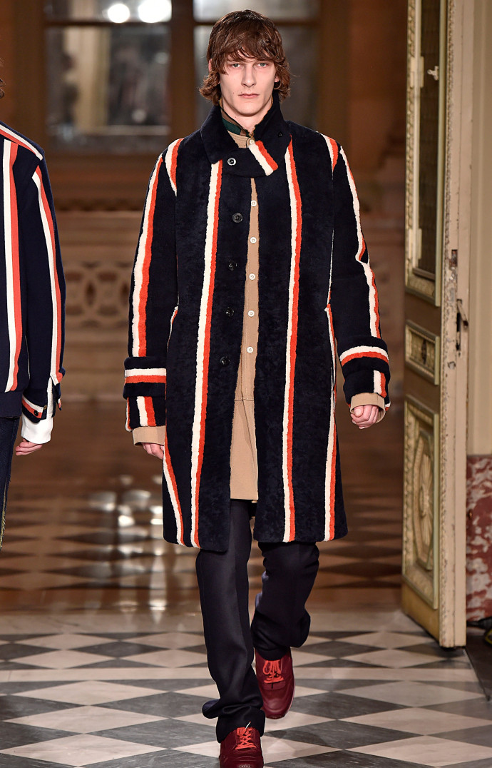Tantôt habillée, tantôt sportswear, la marque hybride part des standards pour mieux les réinventer, à force de mélanges, de superpositions et de patchwork. Ici, la collection Hiver 2016-2017.