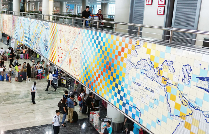 Une mosaïque directement inspirée des azulejos portugais traverse la petite aérogare.