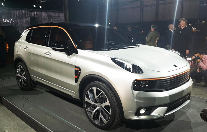 Le premier modèle de la gamme Lynk & Co est un break (rien d’étonnant pour un constructeur cousin de Volvo) hybride. Les futurs véhicules de la gamme tendront vers le 100 % électrique et on devrait voir apparaître des berlines, citadines, etc…