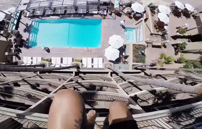 VIDEO : Tim Lang est loin d'être une pool mouillée