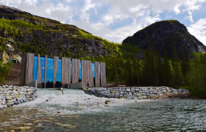 À flanc de montagne et en bordure de rivière, la centrale s’intègre à merveille dans le paysage environnant.