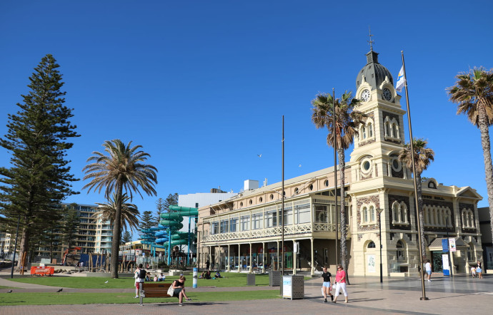 A Glenelg, le Town Hall, terminal du tramway et ancienne mairie de la ville, est voisin d’un parc aquatique et d’un complexe immobilier très floridien. Un joyeux fouilli très organisé !