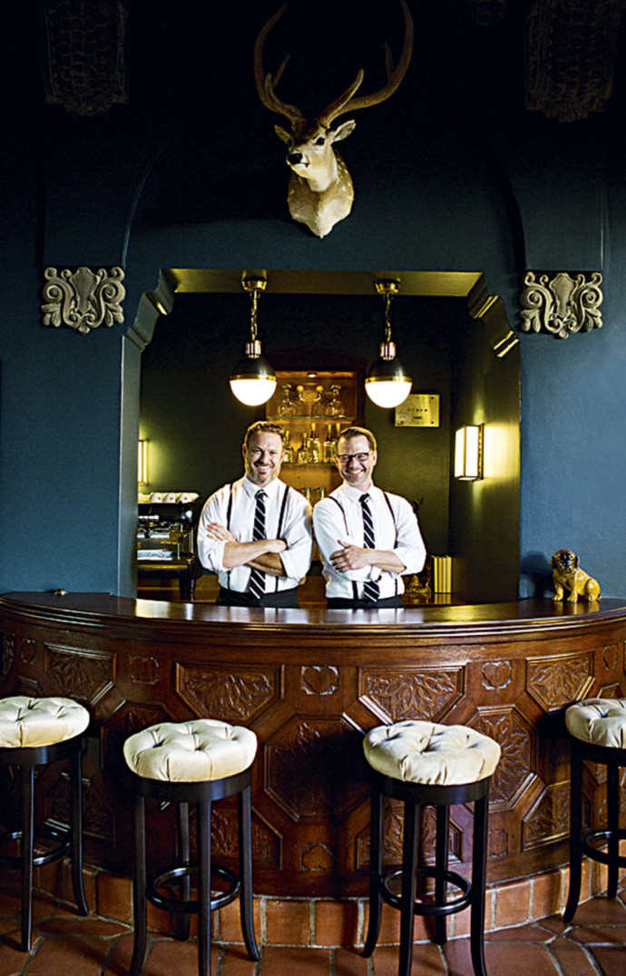 Dans le grand salon : un bar néovictorien avec tabourets capitonnés. On y sert le petit déjeuner, une tasse de café, une douceur pour le goûter et quelques long drinks, healthy… ou pas.