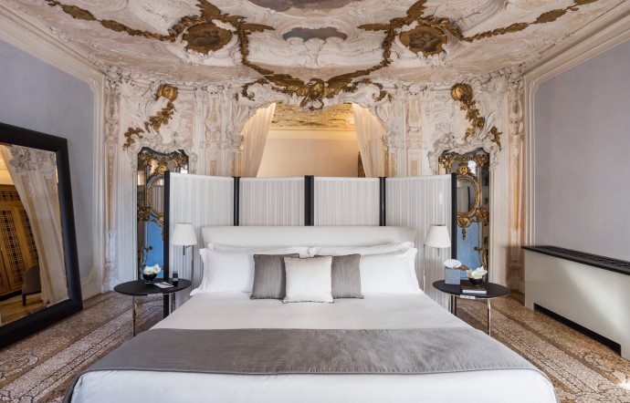 L’Aman Venice, sur le grand canal, est le fruit d’une somptueuse rénovation du Palazzo Papadopoli, une merveille du XVIe siècle aux murs décorés de fresques de Tiepolo.