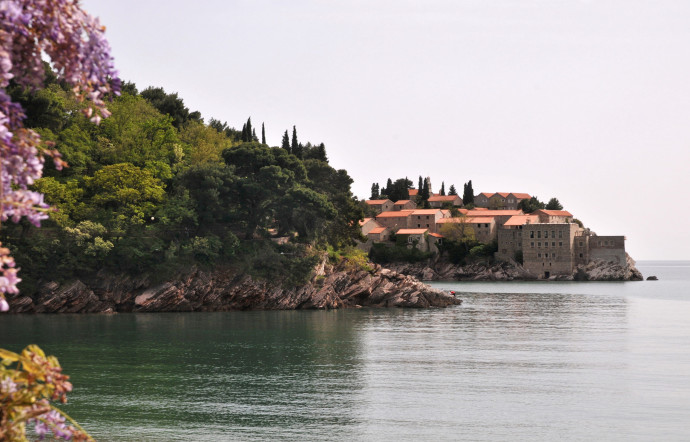 Exemple de restauration d’un bâtiment historique dans un lieu d’exception, le Sveti Stefan est niché sur la côte monténégrine.